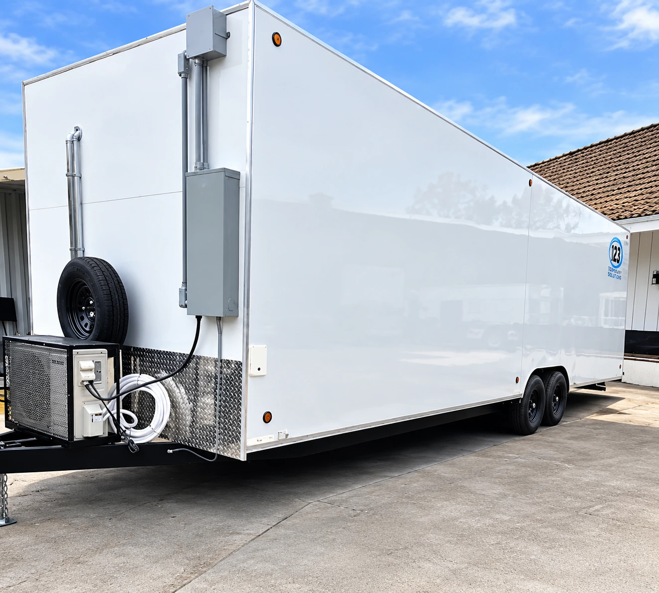 30ft Conveyor Dish Trailer rental unit